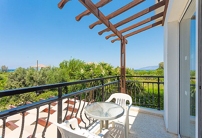 Balcony with sea views . - Sun Beach Villa Thio . (Galerie de photos) }}