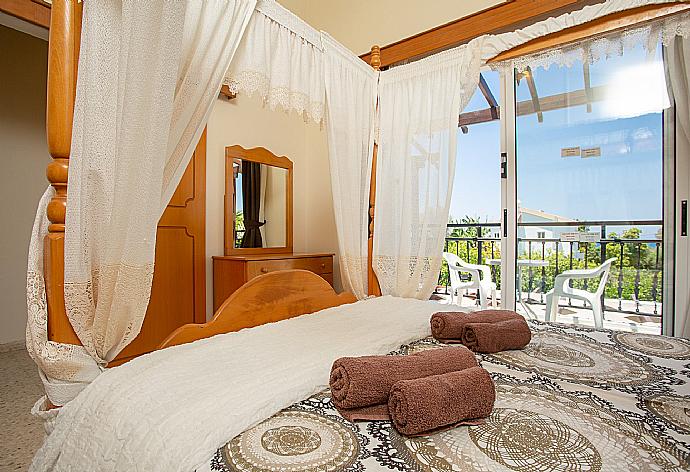 Double bedroom with en suite bathroom, A/C and balcony access with sea views . - Sun Beach Villa Thio . (Fotogalerie) }}