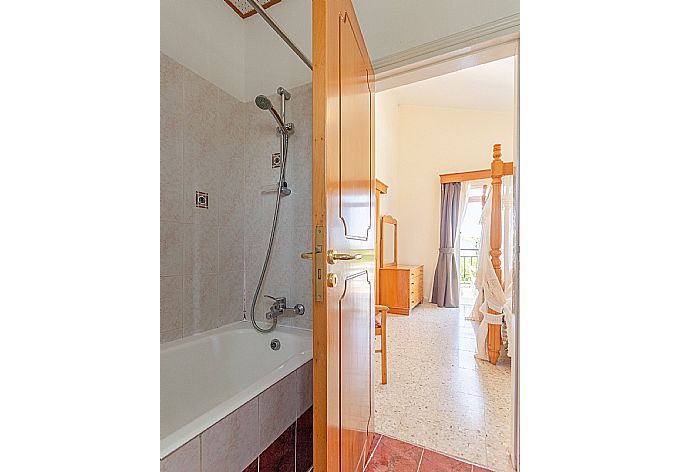 En suite bathroom with bath and overhead shower . - Sun Beach Villa Thio . (Galleria fotografica) }}