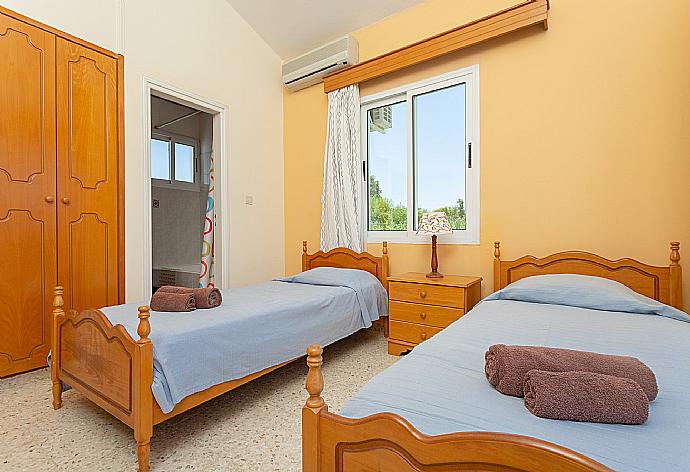 Twin bedroom with en suite bathroom, A/C, and balcony access with sea views . - Sun Beach Villa Thio . (Galería de imágenes) }}