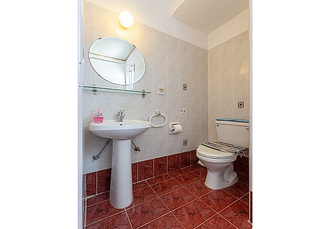 En suite bathroom with bath and overhead shower . - Sun Beach Villa Thio . (Fotogalerie) }}