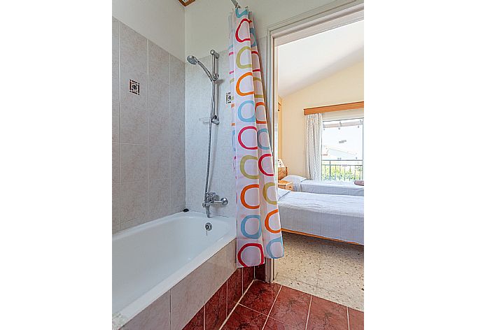 En suite bathroom with bath and overhead shower . - Sun Beach Villa Thio . (Галерея фотографий) }}