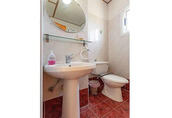 En suite bathroom with bath and overhead shower . - Sun Beach Villa Thio . (Galerie de photos) }}