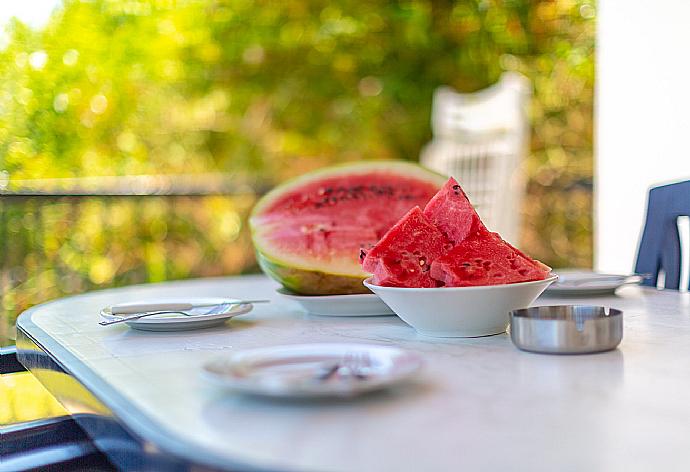 Poolside Dining . - Argaka Sun Villa Tessera . (Photo Gallery) }}