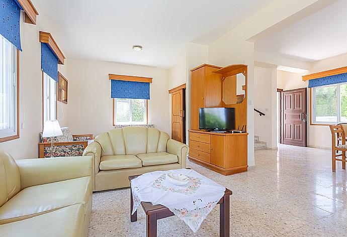 Open-plan living room with dining area, kitchen, WiFi Internet, TV and DVD player, and terrace access . - Argaka Sun Villa Tessera . (Galleria fotografica) }}