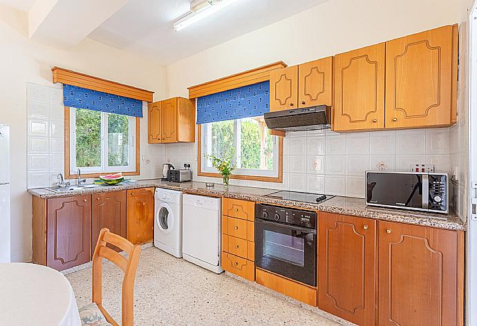 Equipped kitchen . - Villa Aristotelis . (Photo Gallery) }}