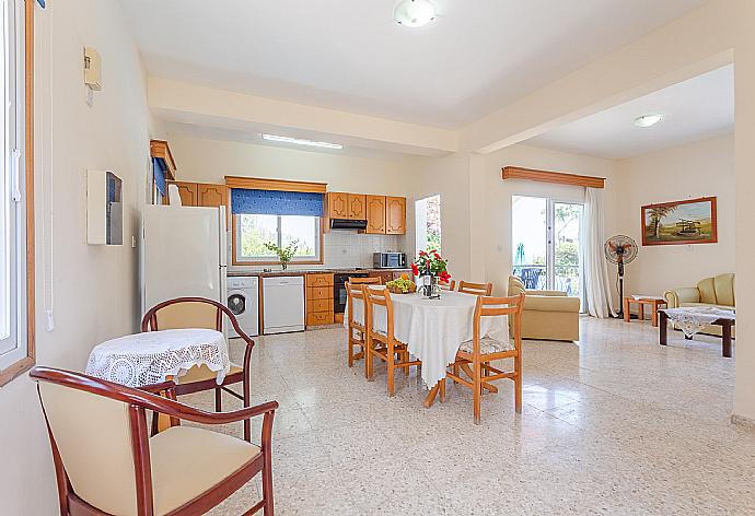 Open-plan living room with dining area, kitchen, WiFi Internet, TV and DVD player, and terrace access . - Argaka Sun Villa Tessera . (Galleria fotografica) }}