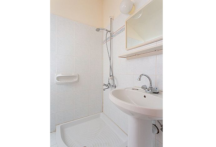 Family bathroom with overhead shower . - Villa Aristotelis . (Photo Gallery) }}