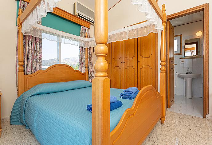 Double bedroom with A/C, en suite bathroom, and balcony access with sea views . - Villa Aristotelis . (Photo Gallery) }}