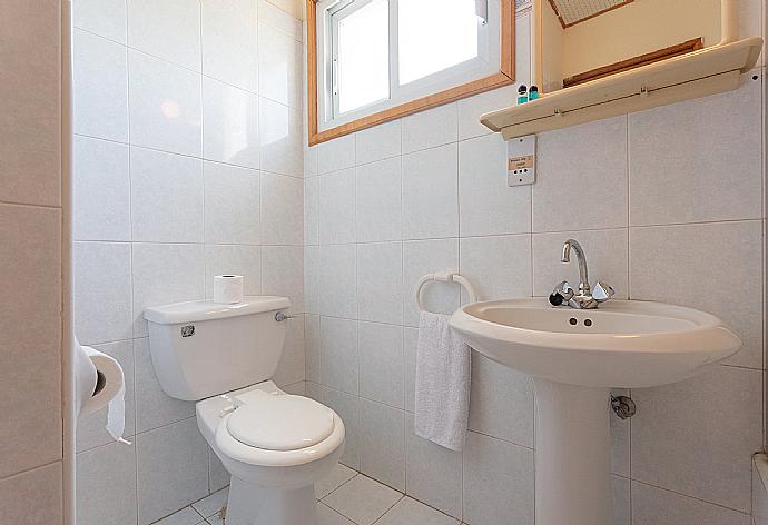 En suite bathroom with bath and overhead shower . - Argaka Sun Villa Tessera . (Galerie de photos) }}