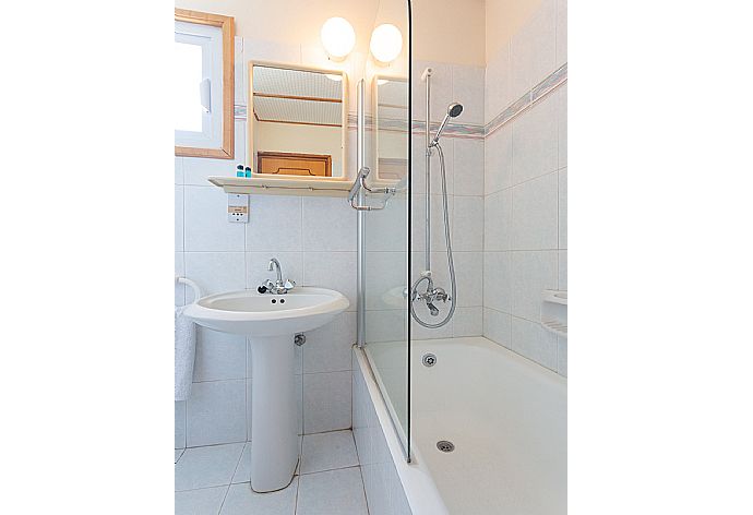 En suite bathroom with bath and overhead shower . - Villa Aristotelis . (Photo Gallery) }}