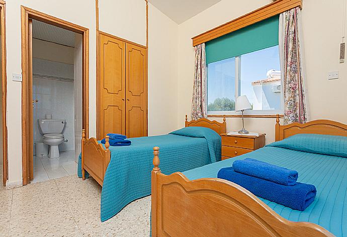 Twin bedroom with A/C, en suite bathroom, and balcony access with sea views . - Villa Aristotelis . (Photo Gallery) }}