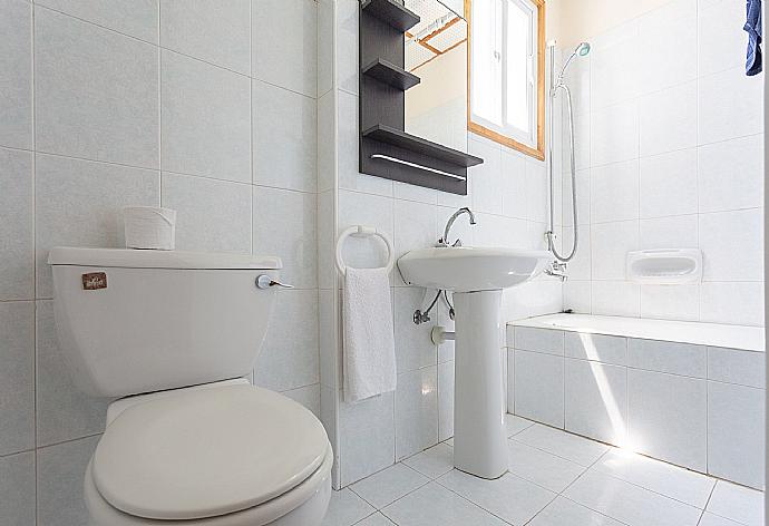 En suite bathroom with bath and overhead shower . - Villa Aristotelis . (Photo Gallery) }}