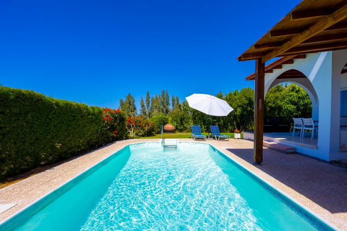  . - Villa Aristotelis . (Γκαλερί Φωτογραφιών) }}