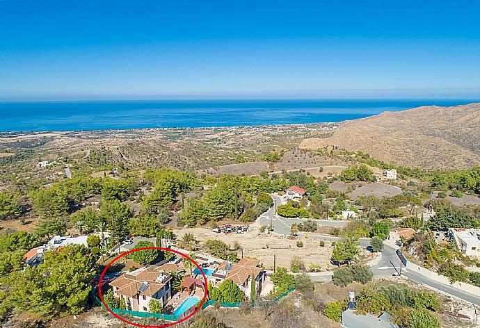 Aerial view showing location of Villa Kinousa 2 . - Villa Kinousa 2 . (Fotogalerie) }}