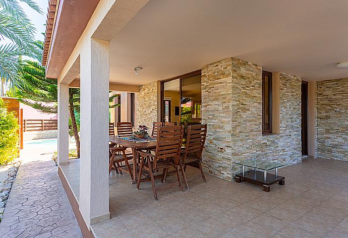 Sheltered terrace area . - Villa Kinousa 2 . (Fotogalerie) }}