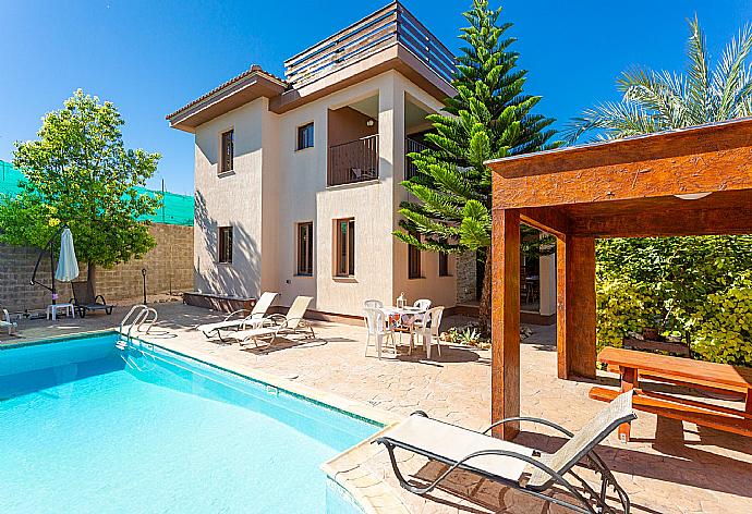 Beautiful villa with private pool and terrace . - Villa Kinousa 2 . (Galería de imágenes) }}