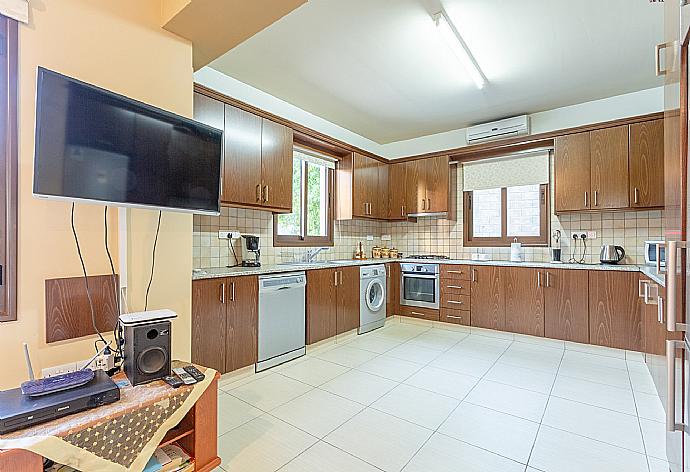 Equipped kitchen . - Villa Kinousa 2 . (Galerie de photos) }}