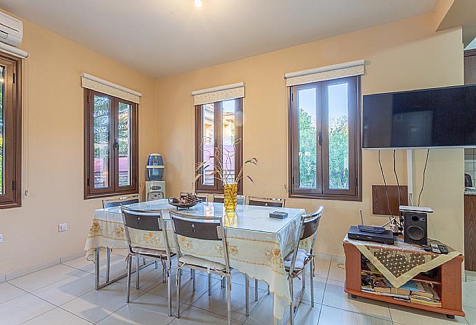 Dining area . - Villa Kinousa 2 . (Fotogalerie) }}