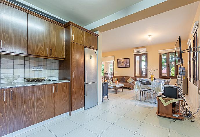 Equipped kitchen . - Villa Kinousa 2 . (Fotogalerie) }}