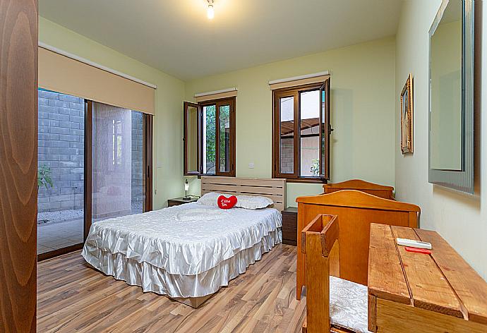 Double bedroom with en suite bathroom, A/C, and terrace access . - Villa Kinousa 2 . (Galerie de photos) }}