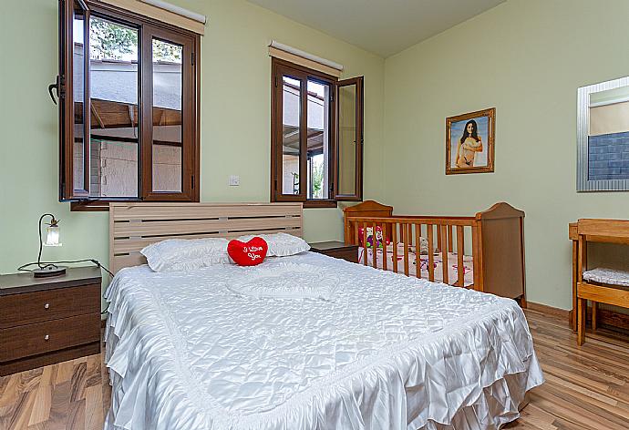 Double bedroom with en suite bathroom, A/C, and terrace access . - Villa Kinousa 2 . (Galerie de photos) }}