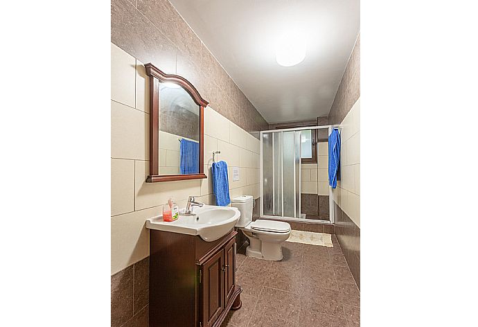 En suite bathroom with shower . - Villa Kinousa 2 . (Photo Gallery) }}