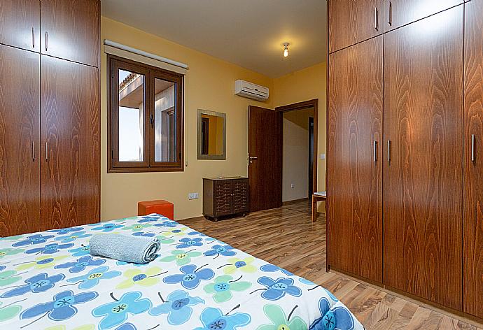 Double bedroom with en suite bathroom, A/C. and balcony access . - Villa Kinousa 2 . (Галерея фотографий) }}