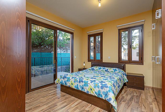 Double bedroom with en suite bathroom, A/C. and balcony access . - Villa Kinousa 2 . (Галерея фотографий) }}