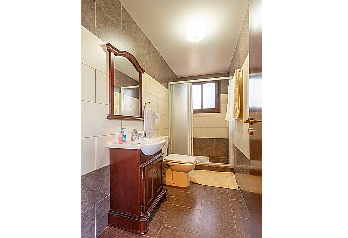 En suite bathroom with shower . - Villa Kinousa 2 . (Galleria fotografica) }}