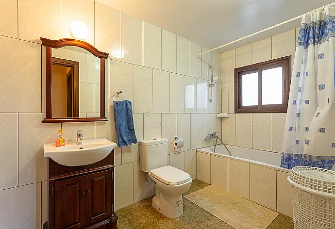 Family bathroom with bath and shower . - Villa Kinousa 2 . (Photo Gallery) }}