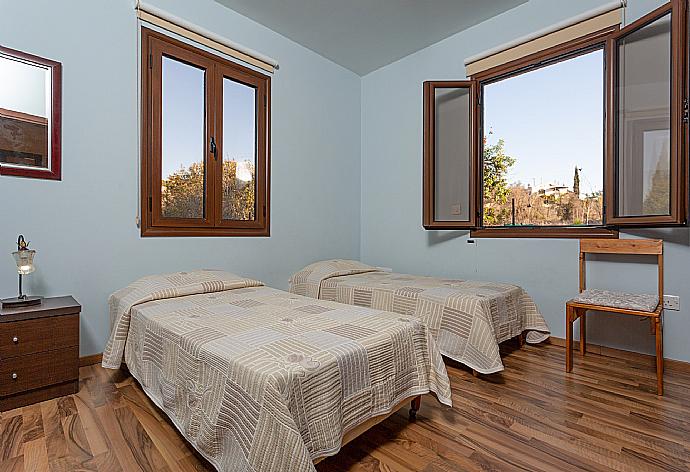 Twin bedroom with A/C . - Villa Kinousa 2 . (Photo Gallery) }}