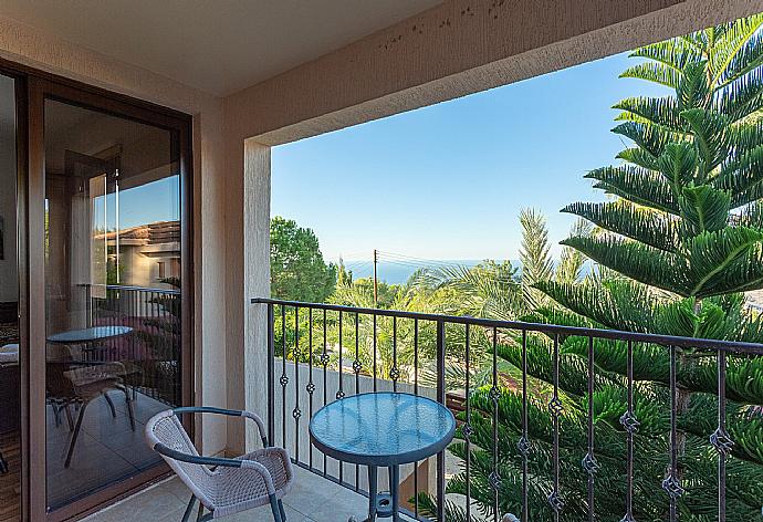 Balcony with sea views . - Villa Kinousa 2 . (Photo Gallery) }}