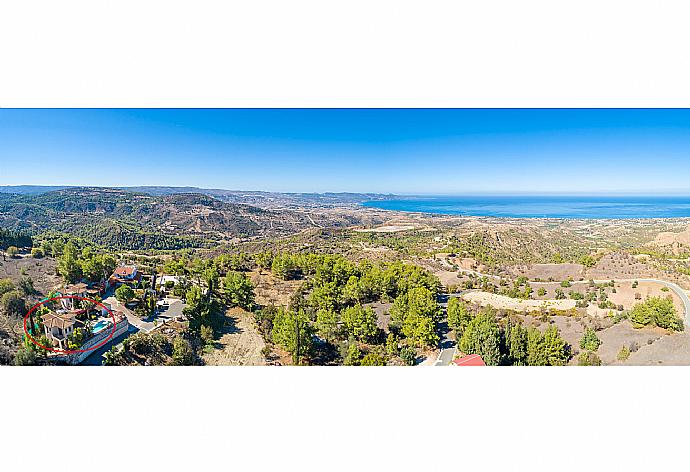 Aerial view showing location of Villa Kinousa 1 . - Villa Kinousa 1 . (Fotogalerie) }}