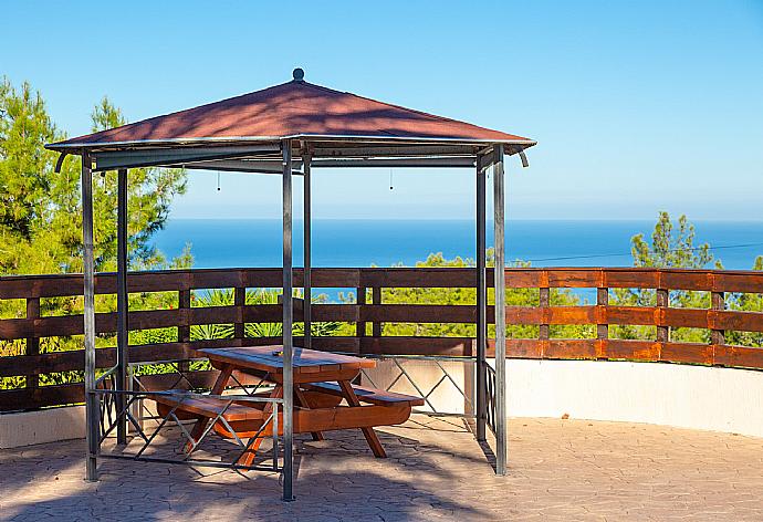 Terrace area with sea views . - Villa Kinousa 1 . (Galerie de photos) }}