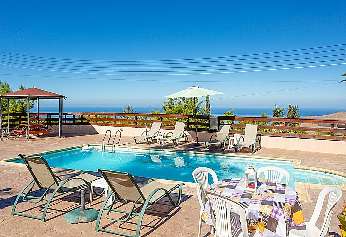 Private pool and terrace with sea views . - Villa Kinousa 1 . (Galería de imágenes) }}