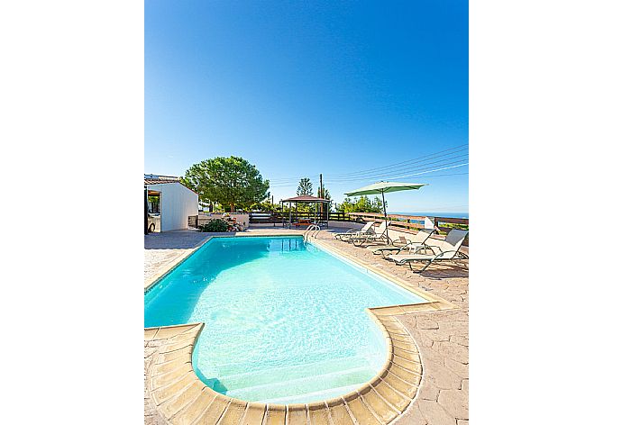 Private pool and terrace with sea views . - Villa Kinousa 1 . (Galería de imágenes) }}