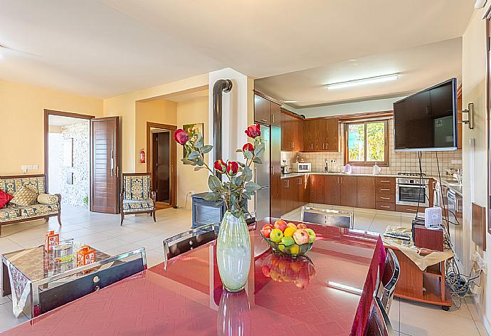 Dining area . - Villa Kinousa 1 . (Galerie de photos) }}