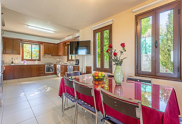 Dining area and equipped kitchen . - Villa Kinousa 1 . (Galería de imágenes) }}