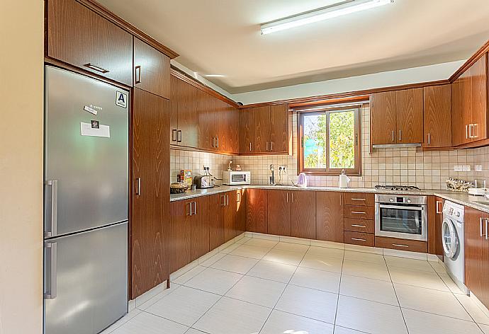 Equipped kitchen . - Villa Kinousa 1 . (Galerie de photos) }}