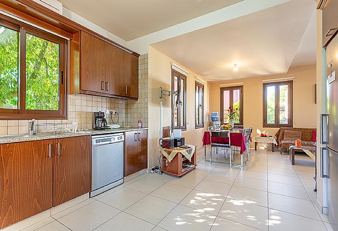 Equipped kitchen . - Villa Kinousa 1 . (Fotogalerie) }}