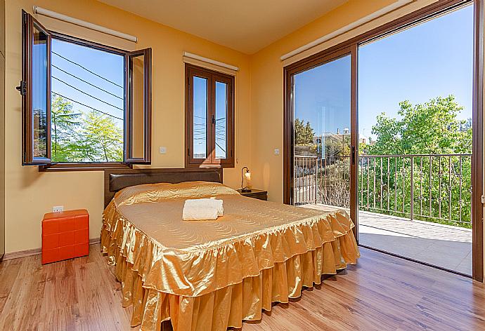 Double bedroom with en suite bathroom, A/C, and balcony access . - Villa Kinousa 1 . (Galleria fotografica) }}