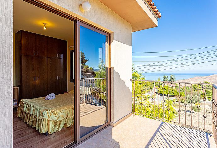 Balcony with sea views . - Villa Kinousa 1 . (Photo Gallery) }}