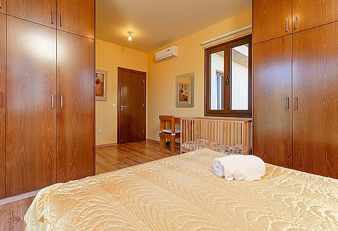 Double bedroom with en suite bathroom, A/C, and balcony access . - Villa Kinousa 1 . (Galería de imágenes) }}