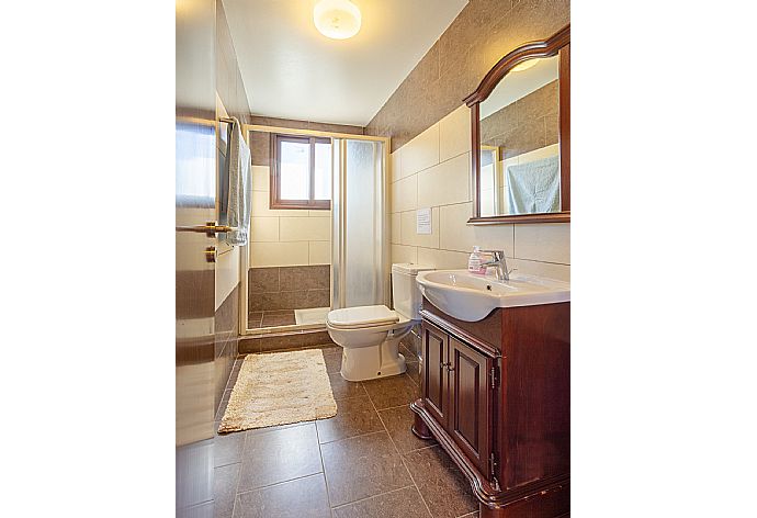 En suite bathroom with shower . - Villa Kinousa 1 . (Galleria fotografica) }}