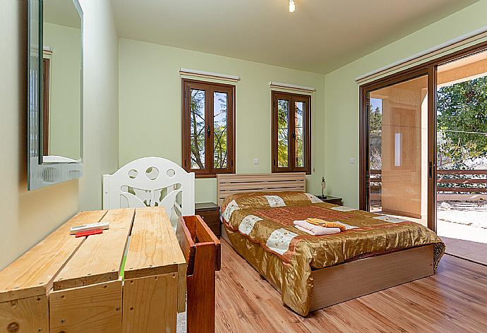 Double bedroom with en suite bathroom, A/C, and terrace access . - Villa Kinousa 1 . (Галерея фотографий) }}