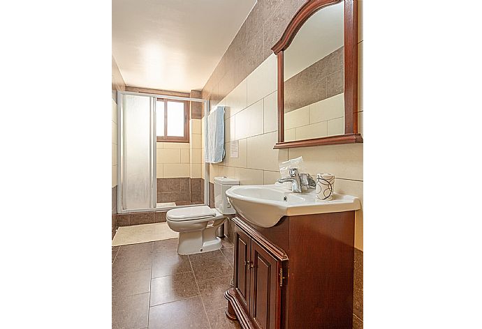 En suite bathroom with shower . - Villa Kinousa 1 . (Fotogalerie) }}