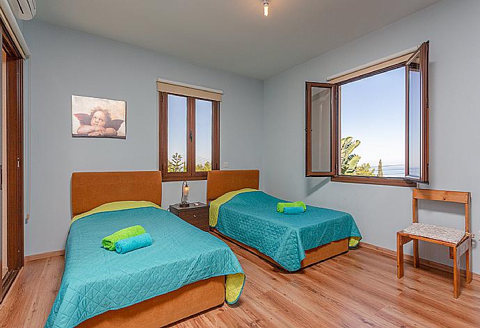 Twin bedroom with A/C and balcony access . - Villa Kinousa 1 . (Fotogalerie) }}