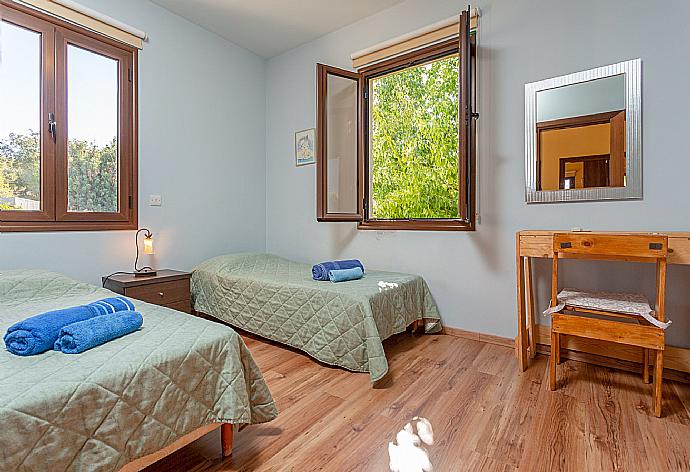 Twin bedroom with A/C . - Villa Kinousa 1 . (Photo Gallery) }}