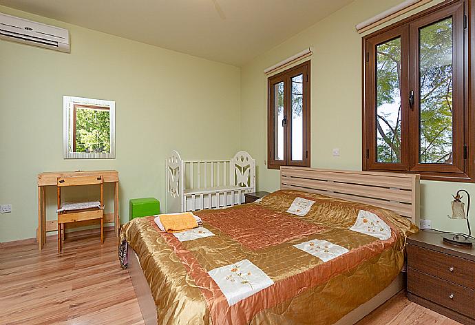 Double bedroom with en suite bathroom, A/C, and terrace access . - Villa Kinousa 1 . (Galleria fotografica) }}